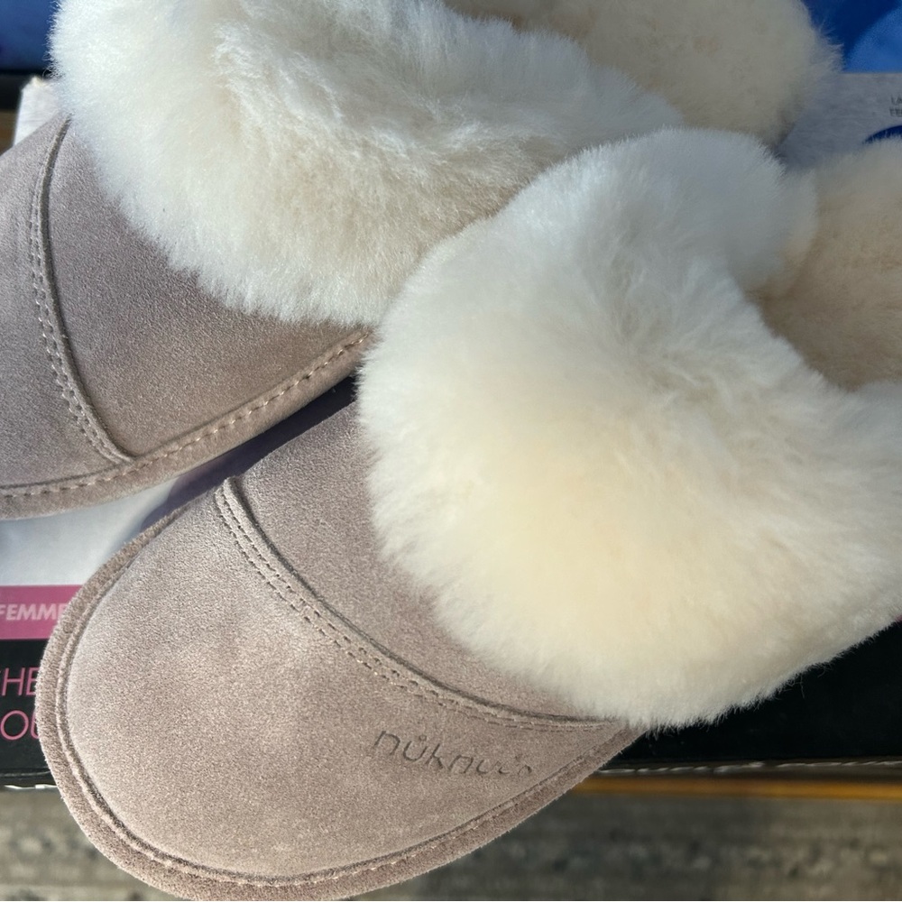 NUKNUUK brand new slippers